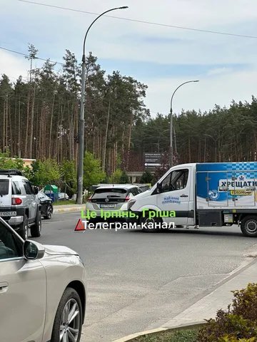 Місце дорожної аварії на перехресті з припаркованими автомобілями
