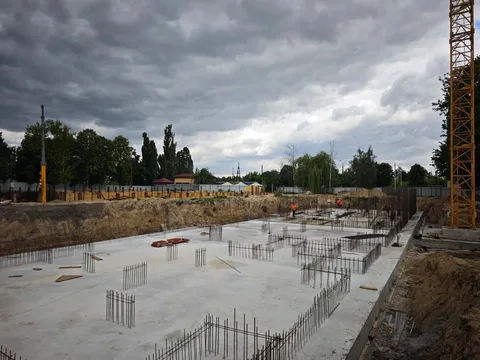 Будівельний майданчик з бетонною основою та арматурою