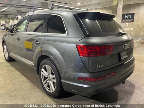 Сірий Audi Q7 припаркований у підземному гаражі