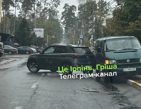 Дорожна аварія на вулиці міста Ірпінь, два автомобілі