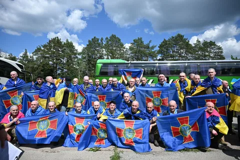 Група звільнених військовослужбовців з прапорами України