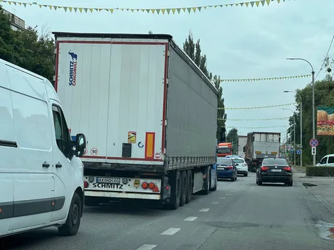 Вантажний автомобіль на міській дорозі з іншими машинами