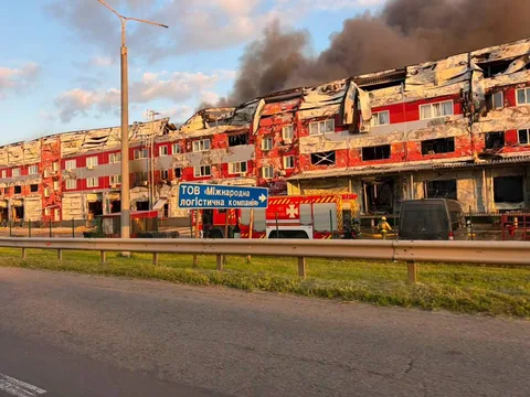 Пошкоджена будівля з дымом, рятувальна техніка на місці