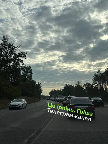 Автомобілі на шосе під хмарним небом