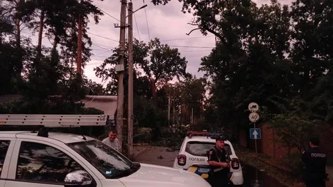 Комунальні машини на вулиці після негоди в Бучі