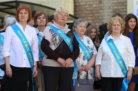 Група жінок у синіх стрічках на святковому заході
