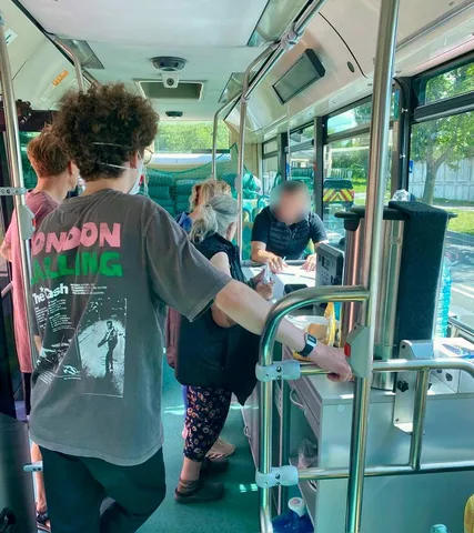 Пасажири в салоні автобуса під час мобільного центру допомоги