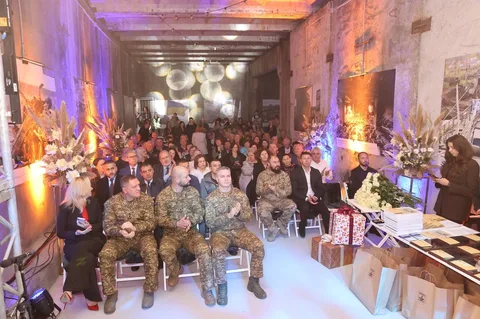 Святкування в залі з військовослужбовцями та цивільними гостями