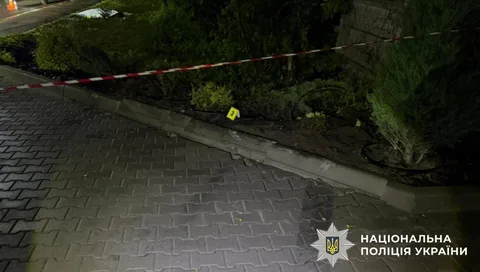 Місце дорожної аварії з перекритою зоною та поліцейською стрічкою