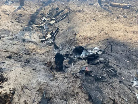 Залишки пошкодженого дрона на землі з опалювальними слідами