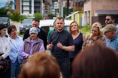 Група людей на зустрічі в Ірпені обговорює будівництво житла