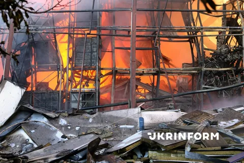 Пошкоджена будівля з вогнем після обстрілу