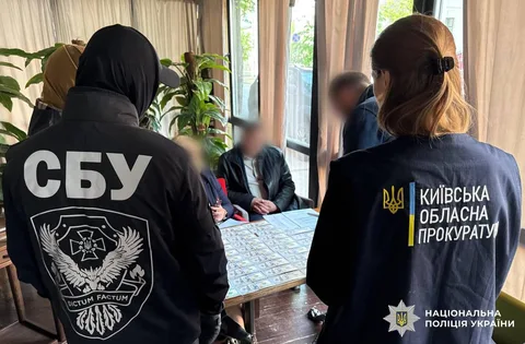 Співробітники СБУ та Київської обласної прокуратури під час проведення слідчих дій