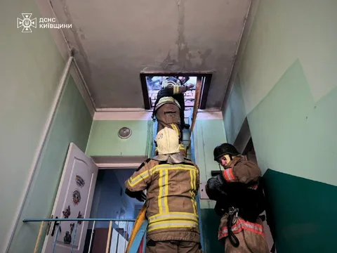 Рятувальник у жовтому костюмі в коридорі будівлі