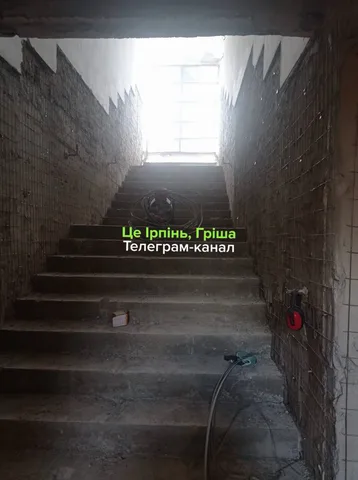Пошкоджений підземний перехід з цегляними стінами та сходами