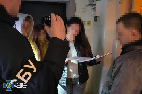 Співробітники СБУ проводять слідчі дії з підозрюваними особами