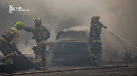 Пожежники гасять палаючий автомобіль на складі
