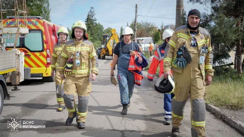 Рятувальники в захисному спорядженні на вулиці міста