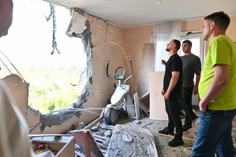 Пошкоджена квартира з отвором у стіні та обломками