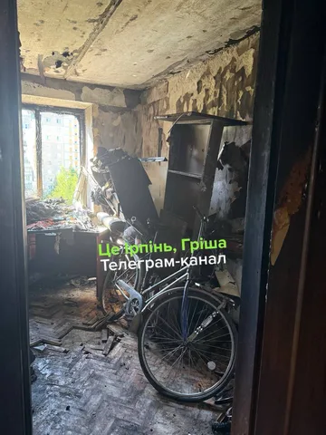 Пошкоджена кімната з велосипедом після пожежі