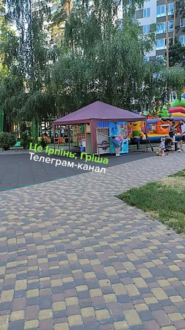 Павільйон з ігровими автоматами в парку біля дерев