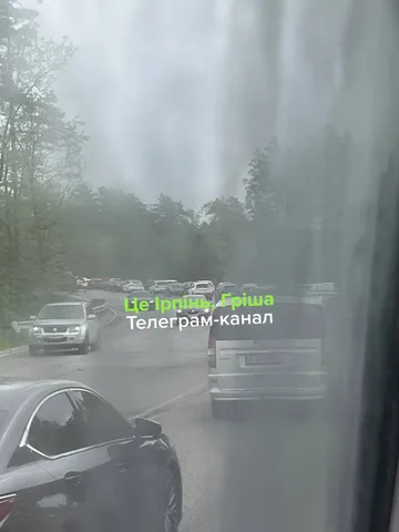 Автомобілі на мокрій дорозі в туман