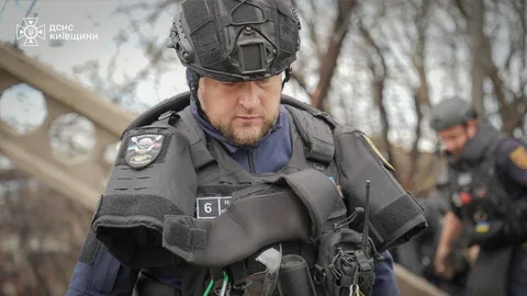 Рятувальник ДСНС у захисному спорядженні на місці роботи