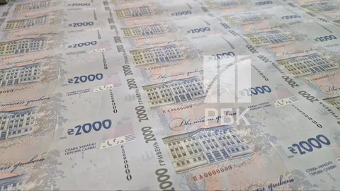 Банкноти номіналом 2000 гривень розкладені рядами