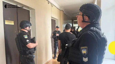 Поліцейські в коридорі будівлі біля дверей