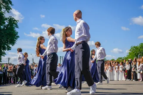 Учні в шкільній формі на святі випускників