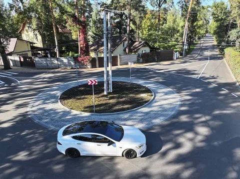 Білий автомобіль на круговому перехресті в Бучі