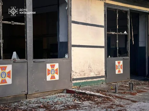 Пошкоджена будівля з вибитими вікнами та дверима