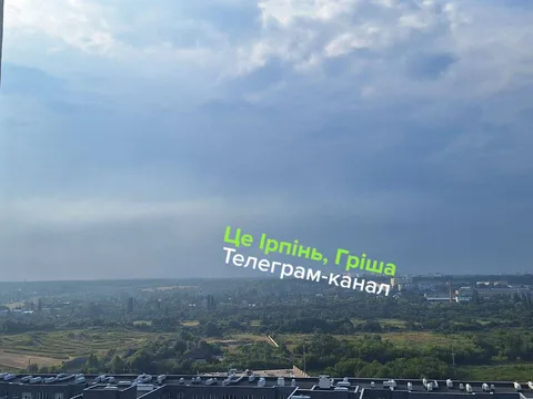 Вид на місто Ірпінь з димом від пожежі в лісовій смузі