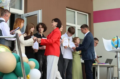 Офіційна церемонія завершення навчання у школі з учасниками