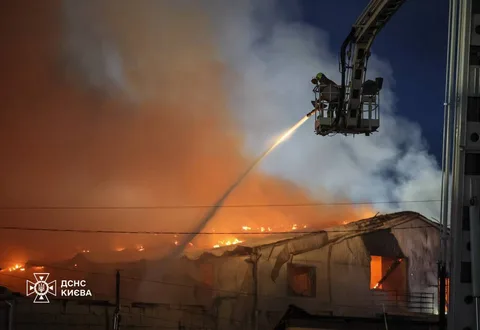Гасіння пожежі у пошкодженій будівлі в Києві