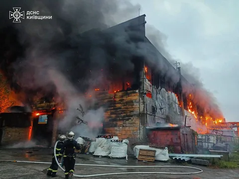 Пожежа на промисловому будинку з густим димом і вогнем