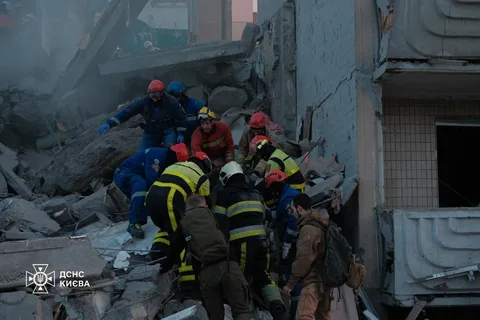 Рятувальники розбирають завали пошкодженої будівлі в Києві