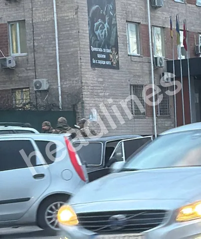 Припаркована біля будівлі автомобілі на вулиці міста