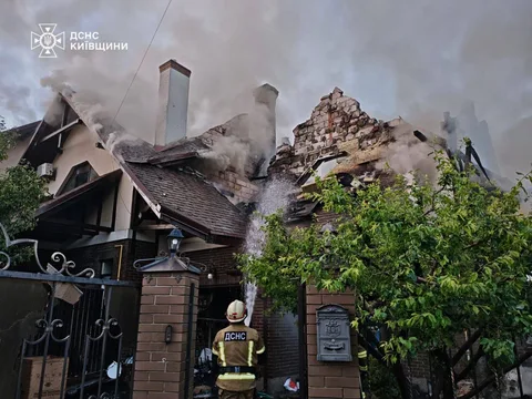 Пошкоджена будівля з дымом після обстрілу