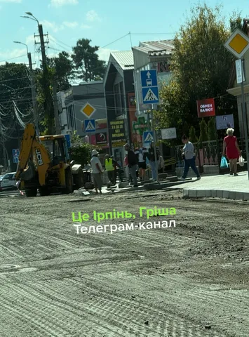 Дорожні роботи на вулиці Центральній в Ірпені, укладання асфальту