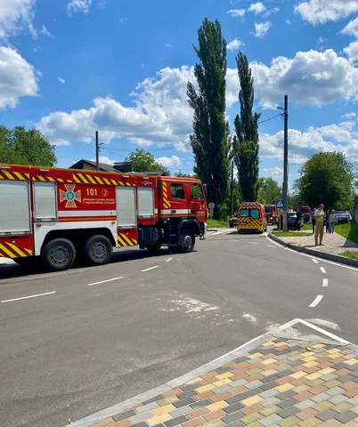 Пожежна машина на вулиці міста Вишневе