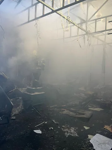 Пошкоджена будівля ринку з димом всередині