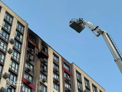 Пошкоджена багатоповерхова будівля та рятувальна техніка