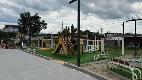 Дитячий майданчик з жовтою гіркою та обладнанням