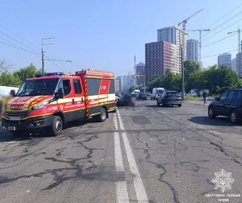 Пожежна машина на місці дорожної аварії в Києві