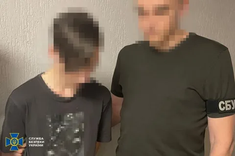 Затриманий молодий чоловік з працівником правоохоронних органів