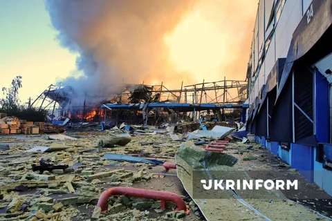 Пошкоджена будівля промислового підприємства з наслідками обстрілу