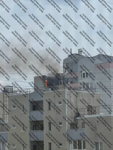 Пошкоджена багатоповерхова житлова будівля з вибоїнами на фасаді
