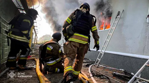 Рятувальники гасять пожежу в будівлі з сильним диму