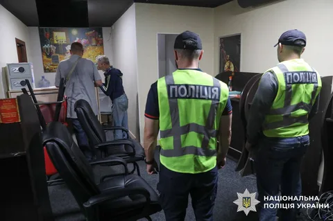 Поліцейські в жилетах під час обшуку гральних автоматів